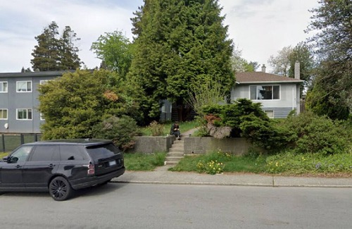 Burnaby Alquiler De RV | East Burnaby Tent Site: Near Transit & Hwy with Wi-Fi, Laundry, Deck & More