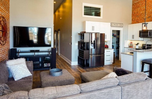 Baker City Apartamento | East Empire Theatre Loft, Downtown! Sleeps 4, Local Golfing 50% Off!