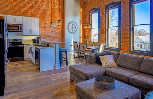Baker City Apartamento | East Empire Theatre Loft, Downtown! Sleeps 4, Local Golfing 50% Off!