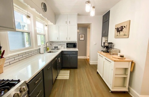 Newburgh Casa | East End Cottage - Charming Family Home near Train