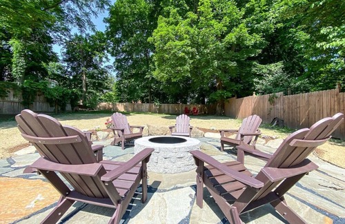 Newburgh Casa | East End Cottage - Charming Family Home near Train
