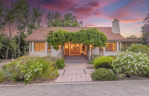Ojai Casa | East End Pixie Orchard Getaway