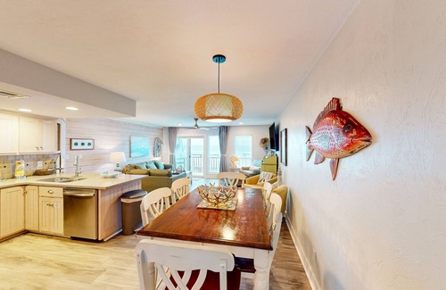 East End Condominio | East-end SGI condo with Gulf views, beach access, on-site pool, & private W/D