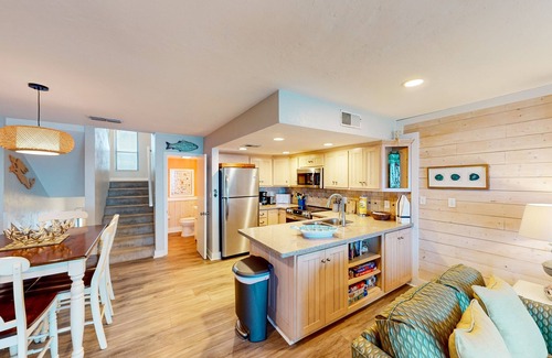 East End Condominio | East-end SGI condo with Gulf views, beach access, on-site pool, & private W/D