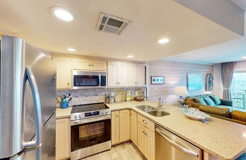 East End Condominio | East-end SGI condo with Gulf views, beach access, on-site pool, & private W/D