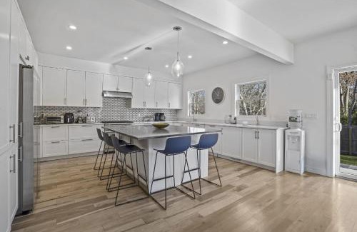 Springs Casa | East Hampton Retreat: Heated Pool, BBQ,Home Office
