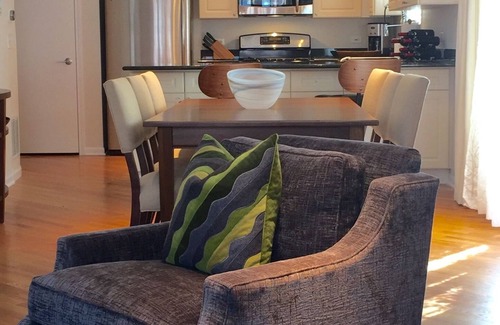 Lake View East Condominio | EAST LAKEVIEW DESIGNER CONDO 2 DORMITORIOS / 2 BAÑOS, PARA 6 PERSONAS!