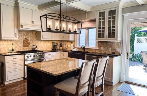 Harbor Springs Casa | East Main Haven - Renovated lake cottage style home 1 block from the lake!