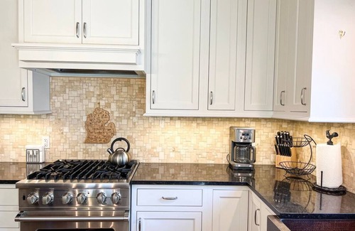 Harbor Springs Casa | East Main Haven - Renovated lake cottage style home 1 block from the lake!