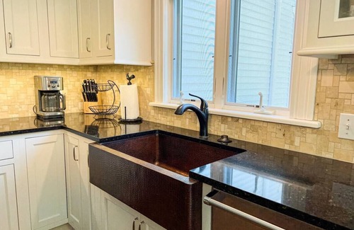 Harbor Springs Casa | East Main Haven - Renovated lake cottage style home 1 block from the lake!