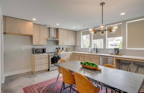East Nashville Casa | East Nash ~ Rooftop Fire pit ~ Sleeps 12