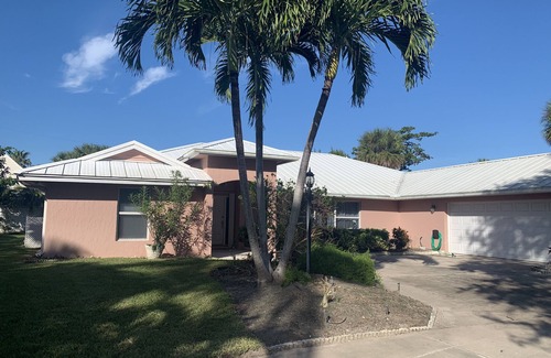 South Beach Casa | East of A1A, pool, steps from beach, pet friendly, South Beach