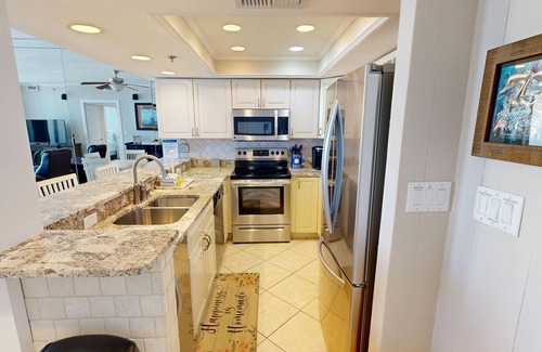 Holiday Isle Condominio | East Pass Towers 305 2 Bedroom Condo by RedAwning