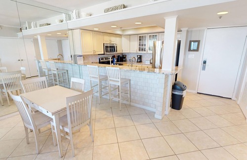 Holiday Isle Condominio | East Pass Towers 305 2 Bedroom Condo by RedAwning