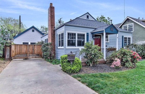 East Sacramento Casa | Explora la ciudad desde el oasis de la piscina del este soleado del saco