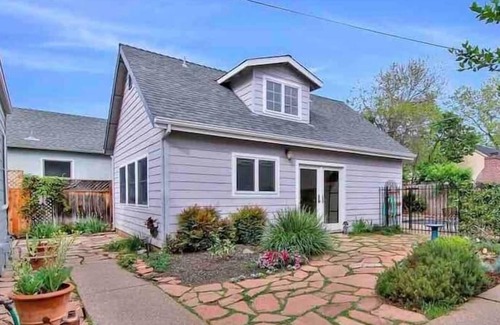 East Sacramento Casa | Explora la ciudad desde el oasis de la piscina del este soleado del saco