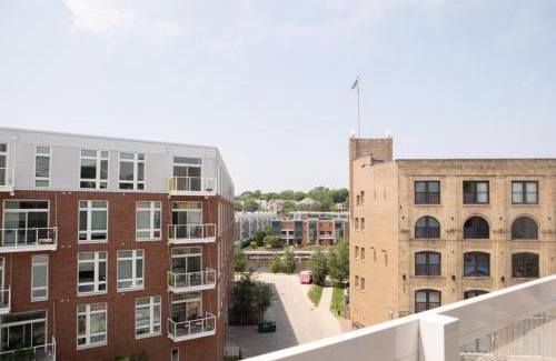 Lower East Side Apartamento | East Side 1BR Apt - Near Brady St and Fiserv with Balcony