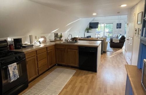 Skaneateles Casa | East Side 4 Bdrm on Skaneateles Lake, firepit, paddle boards, 5 miles to village