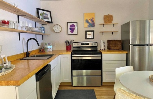 East MLK Casa | East Side Hideaway. Fun Spring Stay