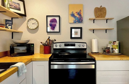 East MLK Casa | East Side Hideaway. Fun Spring Stay