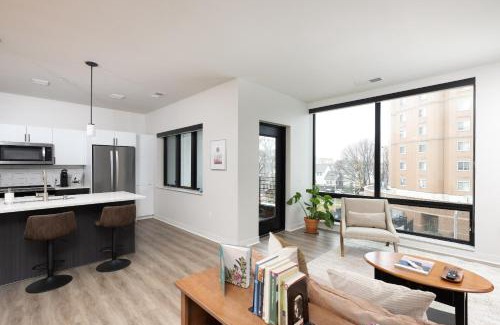 Lower East Side Apartamento | East Side Luxury 1BR Apt - Near Brady St with Balcony and Lounge