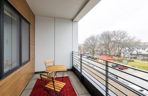 Lower East Side Apartamento | East Side Luxury 1BR Apt - Near Brady St with Balcony and Lounge