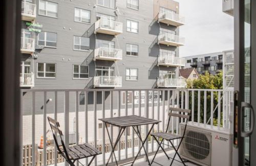 Lower East Side Apartamento | East Side Studio Apt - Near Brady St and Fiserv with Balcony