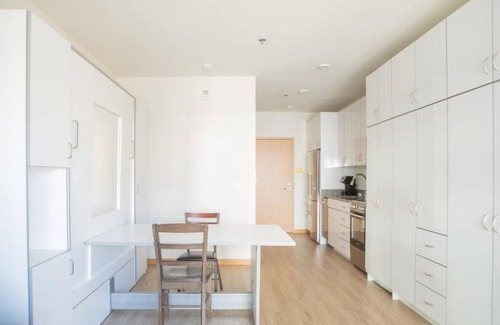 Lower East Side Apartamento | East Side Studio Apt - Near Brady St and Fiserv with Balcony