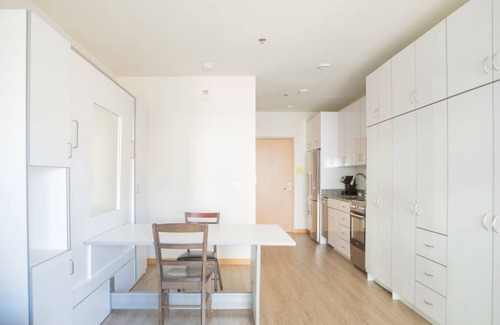 Brewers Hill Apartamento | East Side Studio Apt - Near Brady St and Fiserv with Balcony