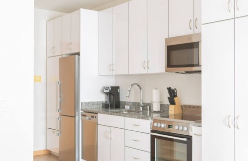 Lower East Side Apartamento | East Side Studio Apt - Near Brady St and Fiserv with Balcony