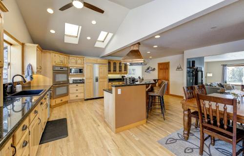 Monitor Casa | East Wenatchee Oasis 4BR, Pool, Hot Tub, Loop Trail
