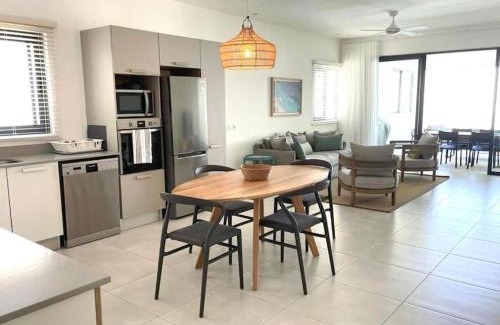 Poste Lafayette Apartamento | Eastern Blue Beachfront Apartment