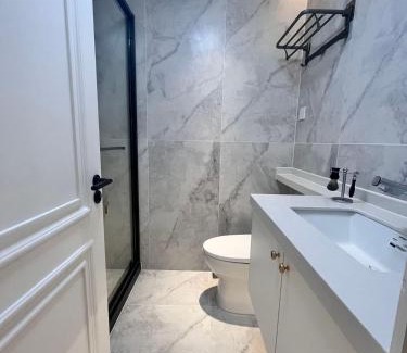 Huangpu Apartamento | Eastern Hub - Three Bedroom Apt in Xintiandi, 50m from Metro, Many Shops and Malls Surrounded