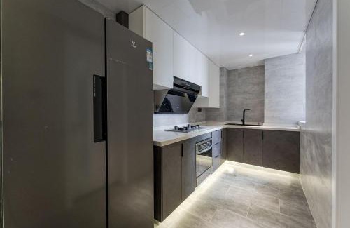 Changning Apartamento | Eastern Hub - ZhongShan Park Metro Station 50m, Modern Light Three-bedroom Apartment