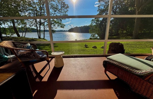 Magnolia Cabaña | Charming, updated 1930's beachfront cottage with stunning sunset views