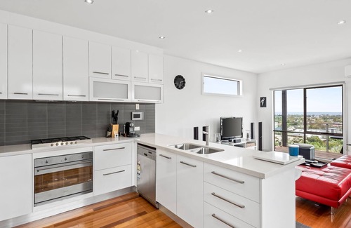 Portarlington Casa | Eastern Views - Modern living with pool and table tennis.