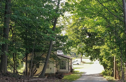 Eastlake Apartamento | Eastlake Home w/ Patio < 1 Mi to Lake Erie!