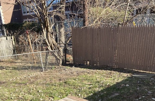 Easton Casa | Easton retro yellow house minutes from downtown!