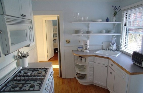 Easton's Point Casa | Easton's Beach House: Aire acondicionado central y pasos de la playa.