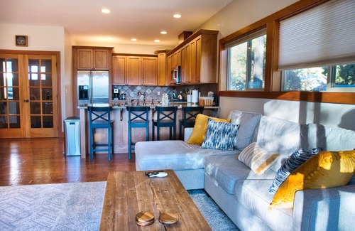 Eastsound Casa | Hermosa familia y mascotas, Ocean View Home Near Downtown Eastsound!
