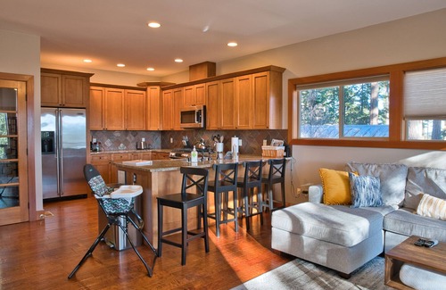 Eastsound Casa | Hermosa familia y mascotas, Ocean View Home Near Downtown Eastsound!