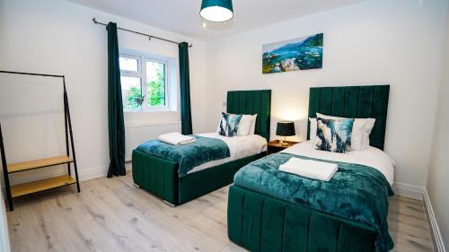 Slough Casa | Easy 2 Manage Brand New 4 BRH, 3Bath Home Slough for 8 Guests Free Parking
