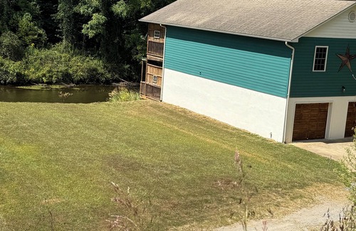 Cullowhee Casa | Easy access 3 bd 3 ba riverside retreat just 5 mins from WCU campus! Ping pong!