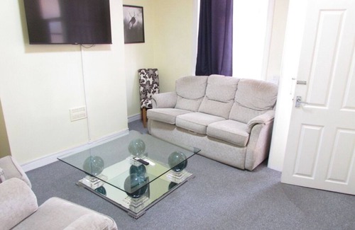 Failsworth Casa | Easy access from this centrally located place 2.5 miles from center Manchester