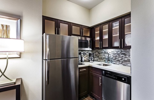 Fossil Creek Apartamento | Fácil acceso al centro de convenciones | Piscina al aire libre + desayuno gratis