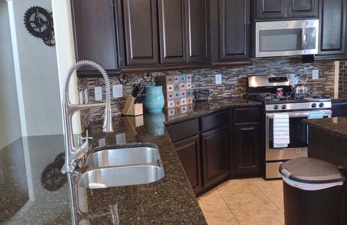 Baytown Casa | Easy access to I-10