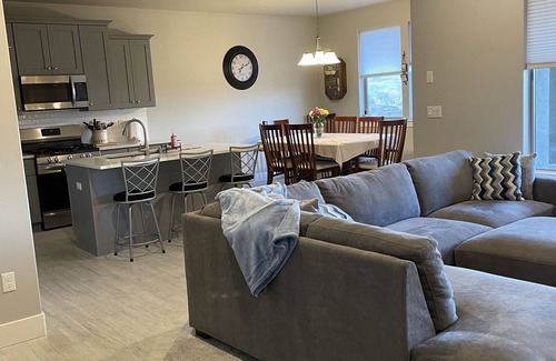 Tri-Cities Casa | Easy access to I82. Almost new, spotless and spacious close to Trac and Richland