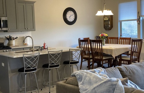 Tri-Cities Casa | Easy access to I82. Almost new, spotless and spacious close to Trac and Richland