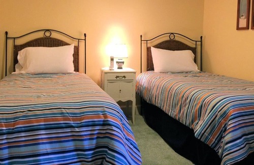 Bromley Mountain Condominio | Easy access to Plaza trail from this Bromley Birches condo