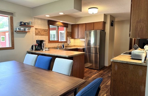 Cable Casa | Easy access to ski and bike trails. Walk to Cable restaurants & shops.